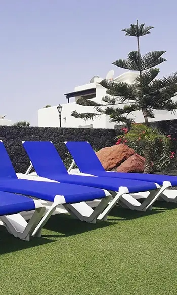 Sonnenliegen im Garten Sonnenliegen im Garten der Hipoclub Villa Aguamarina 11