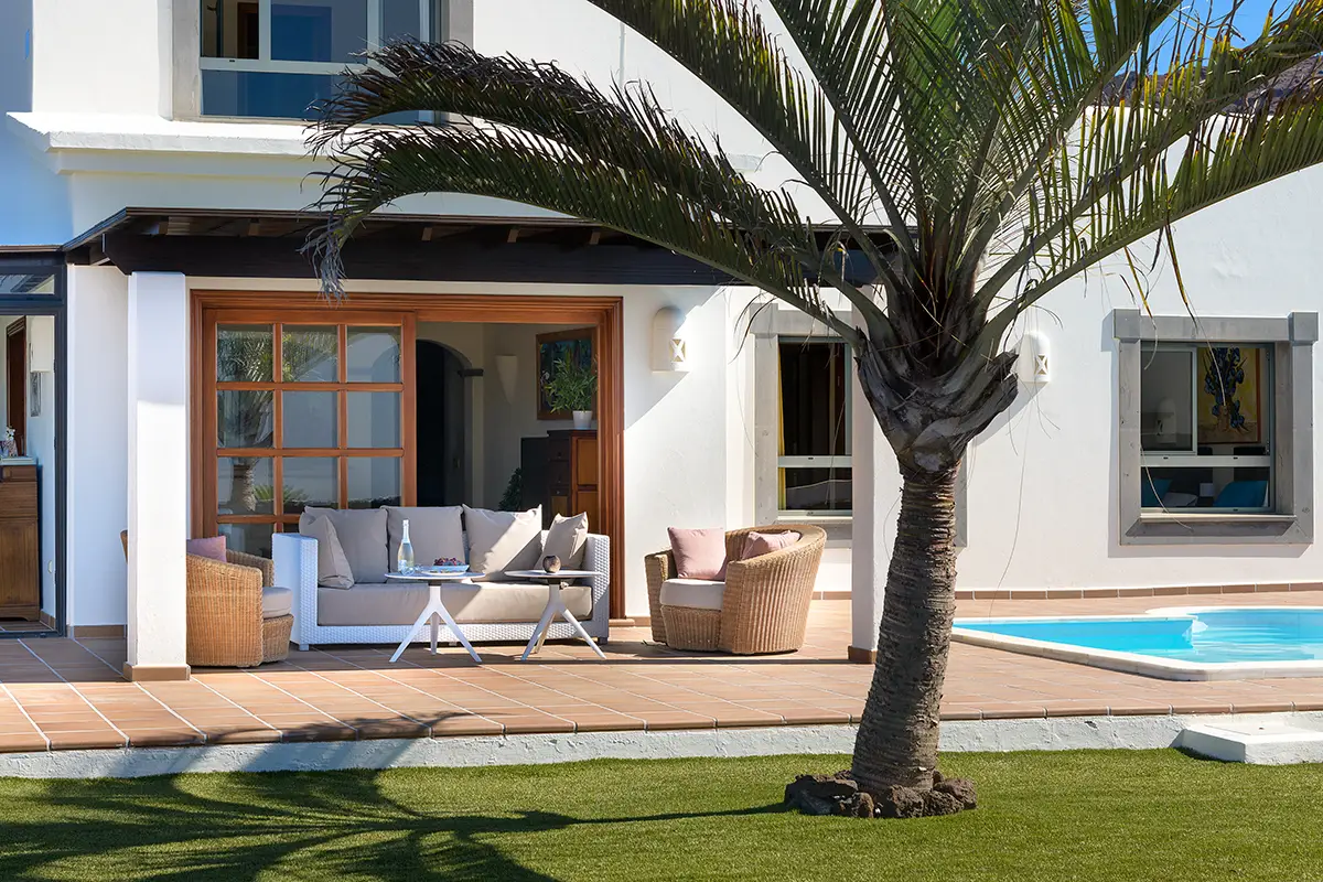 Covered and furnished terrace next to the pool of the Hipoclub Villa